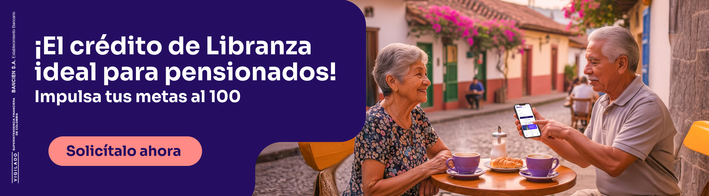 Adultos mayores tomando café y usando celular