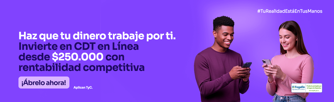 Pareja feliz abre CDT en línea desde su celular