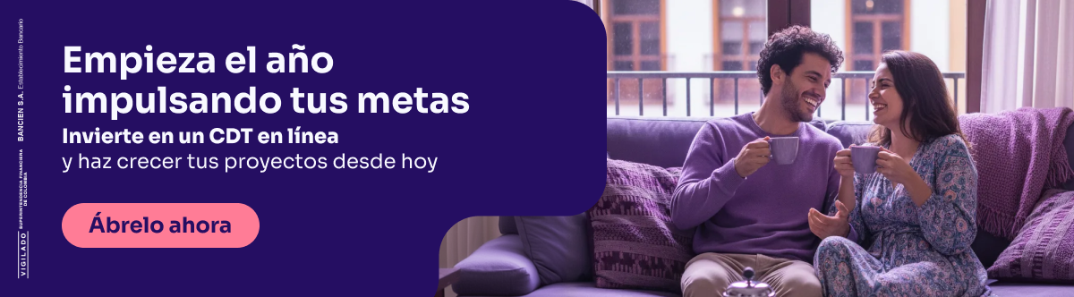 Pareja feliz abre CDT en línea desde su celular