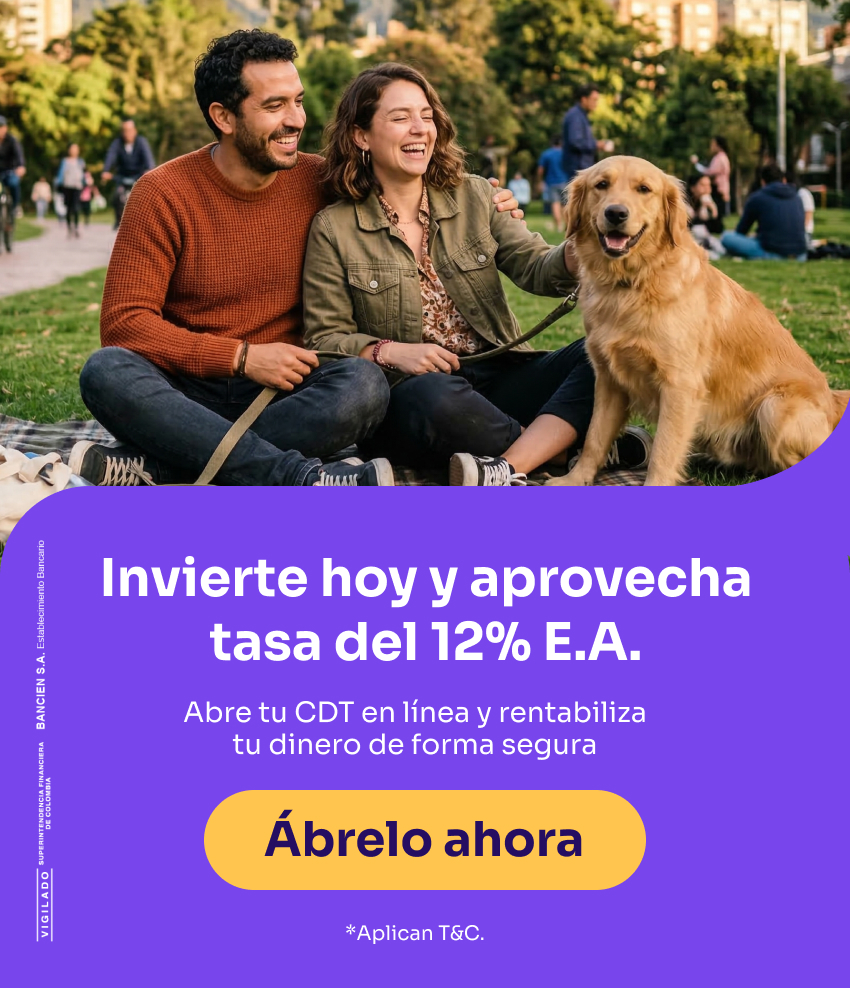 Pareja feliz abre CDT en línea desde su celular