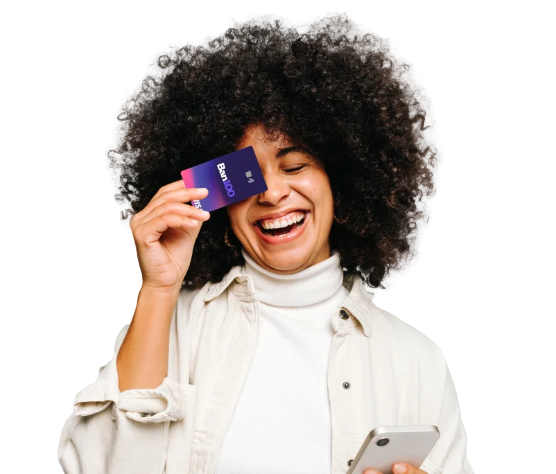 Cliente de tarjeta de crédito con la tarjeta b100 en la mano